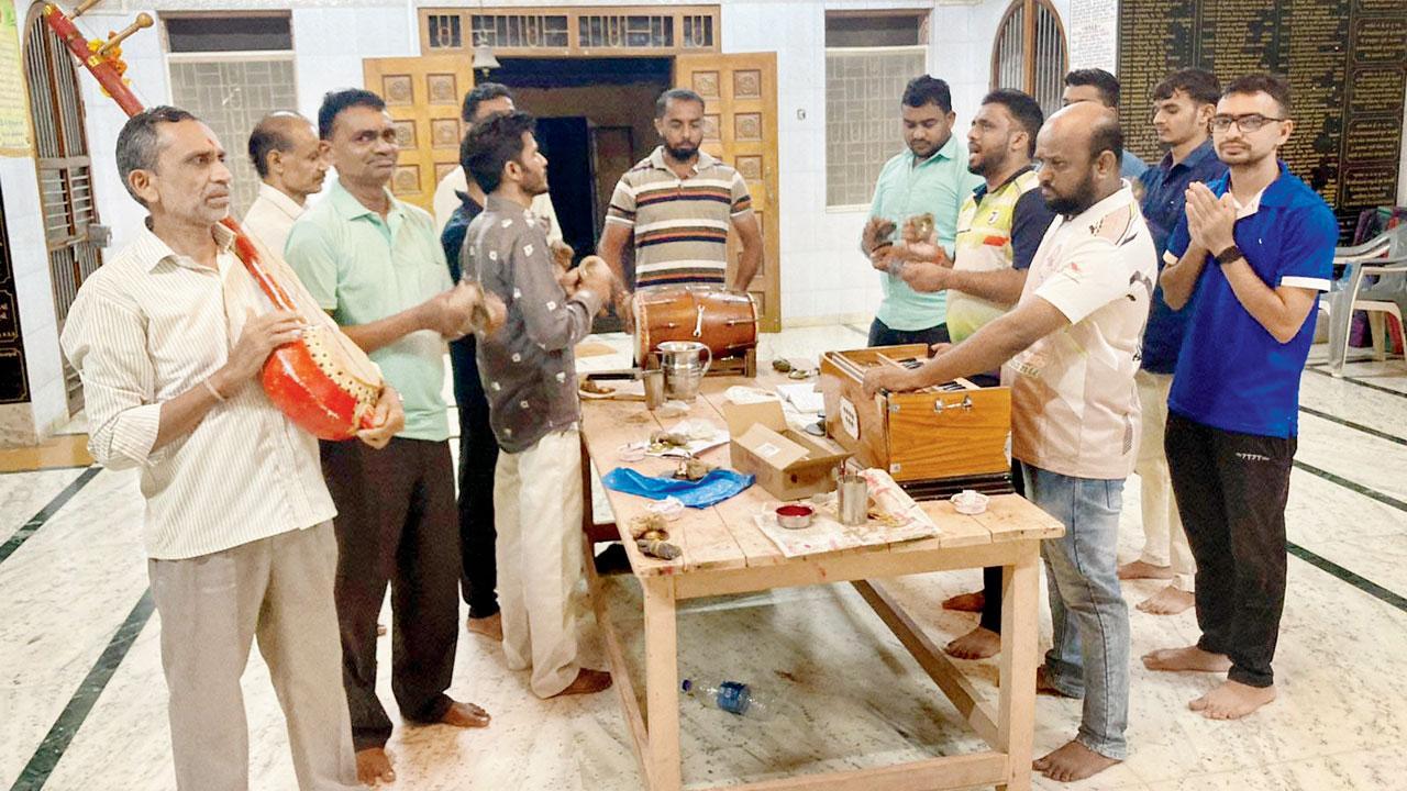 નારગોલ ગામમાં જન્માષ્ટમી પહેલાં સતત સાત દિવસ ઊભાં-ઊભાં ભજન ગવાય છે