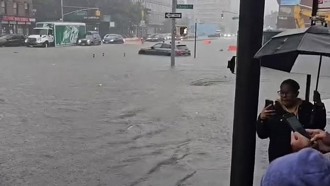 ન્યુ યૉર્ક સિટીમાં ઓફેલિયા તોફાનને કારણે ભારે વરસાદની શક્યતાને કારણે આ સિટીમાં ગઈ કાલે ઇમર્જન્સી જાહેર કરવામાં આવી હતી