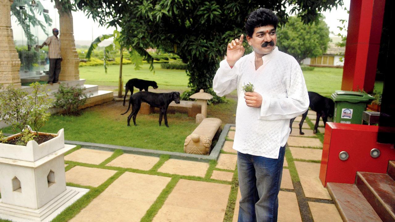 ૨૦૦૭ની ૧૮ જુલાઈએ કર્જતના સ્ટુડિયોમાં નીતિન દેસાઈનો ફાઇલ-ફોટોગ્રાફ (તસવીર : નિમેશ દવે)