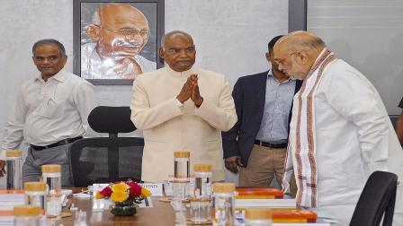 ભૂતપૂર્વ રાષ્ટ્રપતિ રામનાથ કોવિંદ 23 સપ્ટેમ્બર 2023ના રોજ નવી દિલ્હીમાં, જોધપુર હાઉસ ખાતે ‘એક રાષ્ટ્ર, એક ચૂંટણી’ પર પ્રથમ ‘ઉચ્ચ સ્તરીય સમિતિની બેઠક’ દરમિયાન કેન્દ્રીય ગૃહપ્રધાન અમિત શાહનું અભિવાદન કરે છે. તસવીરો: પીટીઆઈ