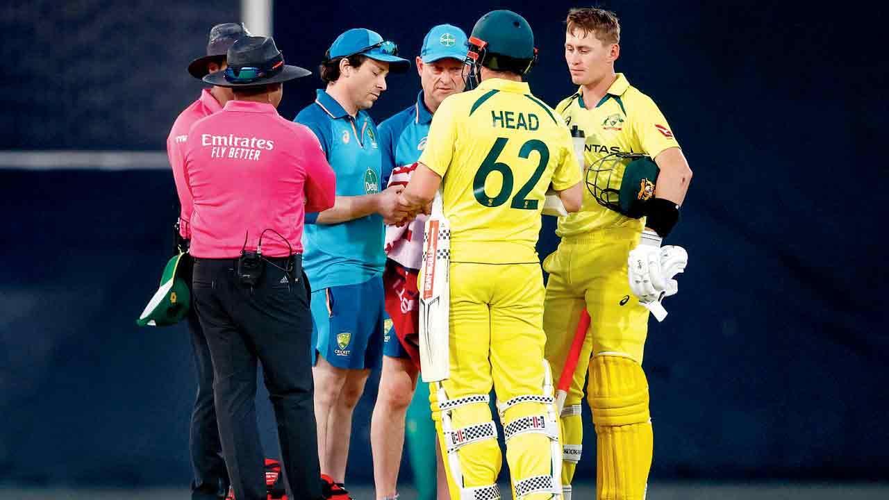 શુક્રવારે મૅચ દરમ્યાન ટ્રૅવિસ હેડની ચકાસણી કરતી મેડિકલ ટીમ