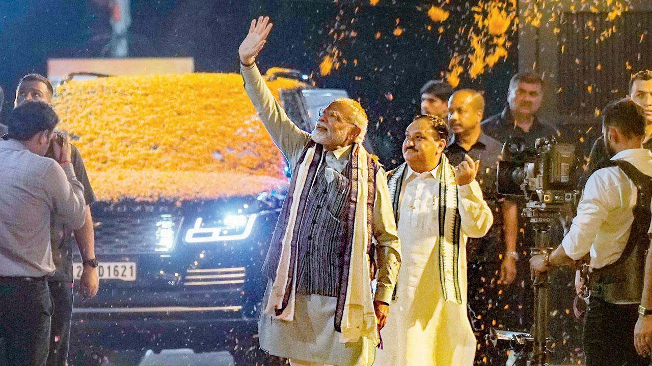 નવી દિલ્હીમાં ગઈ કાલે બીજેપીના હેડક્વૉર્ટર્સમાં સપોર્ટર્સનું અભિવાદન ઝીલી રહેલા વડા પ્રધાન નરેન્દ્ર મોદી અને તેમની સાથે બીજેપીના રાષ્ટ્રીય અધ્યક્ષ જે. પી. નડ્ડા. પાર્ટીના સિનિયર લીડર્સે પીએમનું સ્વાગત કર્યું હતું. 