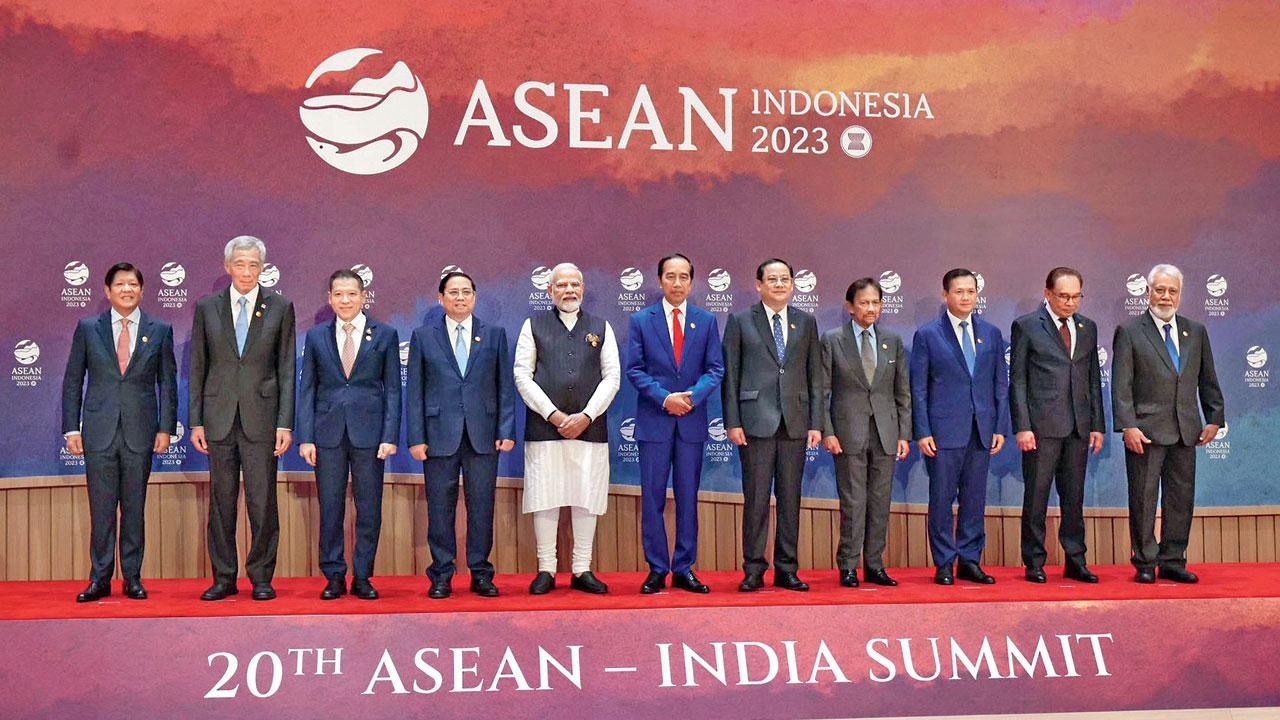 જકાર્તામાં ગઈ કાલે ૨૦મી એશિયન-ઇન્ડિયા સમિટ દરમ્યાન એક ગ્રુપ ફોટો માટે પોઝ આપી રહેલા વડા પ્રધાન નરેન્દ્ર મોદી અને આ ગ્રુપના અન્ય દેશોના લીડર્સ (તસવીર : એ.એન.આઇ.)