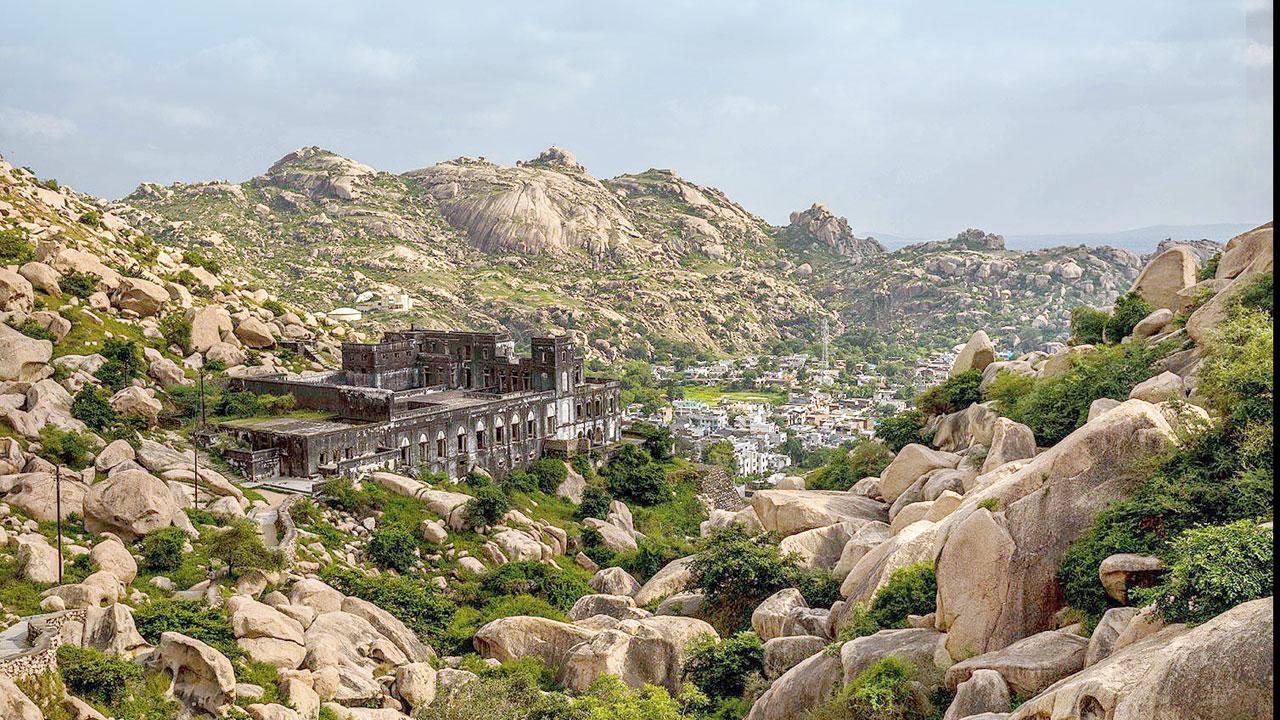 સવારના કુમળા તડકામાં દૌલત મહેલ અને ભેખડનો અસબાબ - ઇડર.