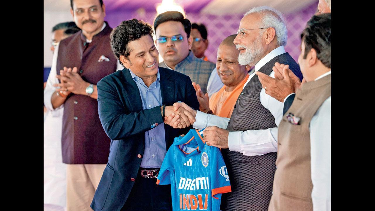 વારાણસીમાં ગઈ કાલે ઇન્ટરનૅશનલ ક્રિકેટ સ્ટેડિયમના શિલાન્યાસ દરમ્યાન વડા પ્રધાન નરેન્દ્ર મોદીને ઇન્ડિયન ટીમની જર્સી ગિફ્ટમાં આપી રહેલો ભૂતપૂર્વ ક્રિકેટર સચિન તેન્ડુલકર (તસવીર : પી.ટી.આઇ.)