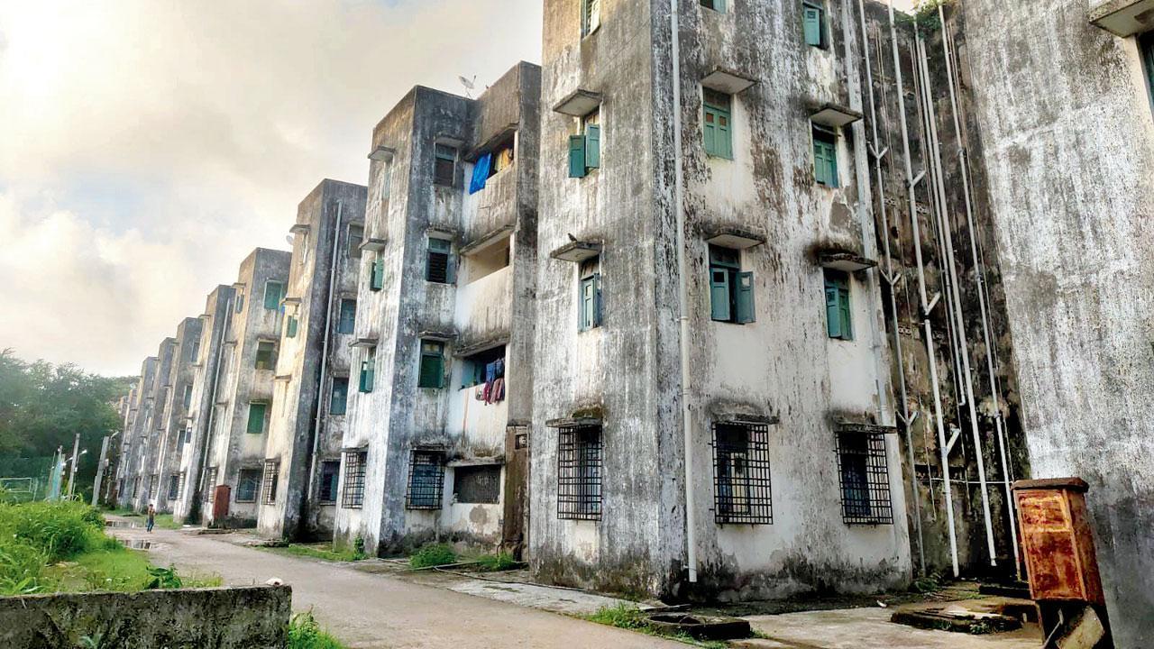 વેસ્ટર્ન રેલવેના વસઈ રોડ સ્ટેશનની બહાર આવેલાં રેલવેનાં બિલ્ડિંગ્સ