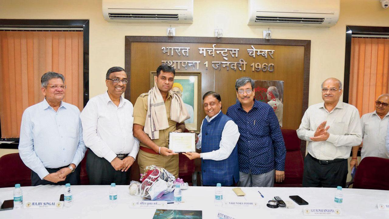 ભારત મર્ચન્ટ્સ ચેમ્બર દ્વારા યોજાયેલી પોલીસ-કમિશનર મીટમાં મુંબઈ પોલીસના ઝોન-ટૂના ડેપ્યુટી પોલીસ-કમિશનર ડૉ. મોહિત ગર્ગનું સન્માન કરી રહેલા ચેમ્બરના અગ્રણીઓ