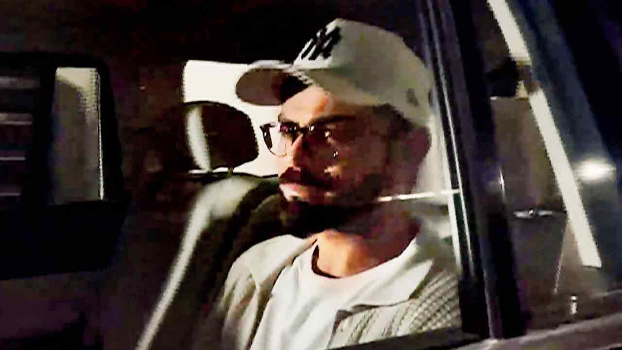 વિરાટ કોહલી વહેલી સવારે શ્રીલંકાથી ભારત પાછો ફર્યો હતો.  (પી.ટી.આઇ.)