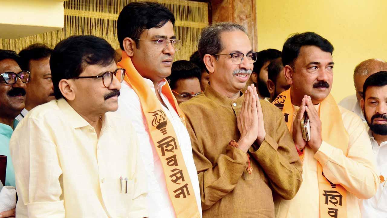 ગઈ કાલે માતોશ્રીમાં ઉદ્ધવ ઠાકરે સાથે ઉન્મેશ પાટીલ (જમણે) અને કિરણ પવાર (ડાબેથી બીજા). તસવીર: શાદાબ ખાન