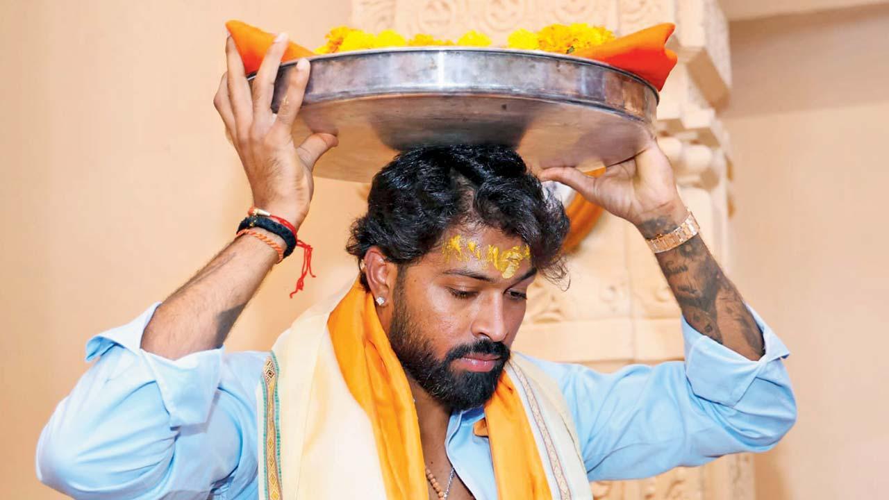 હાર્દિક પંડ્યા માથે પૂજાસામગ્રી મૂકીને સોમનાથ મહાદેવ મંદિરમાં ગયો હતો.