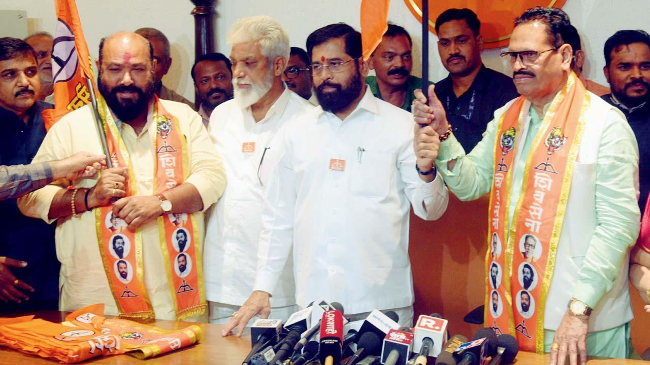 ગઈ કાલે નરીમાન પૉઇન્ટ પર બાળાસાહેબ ભવનમાં એકનાથ શિંદેની શિવસેનામાં પ્રવેશેલા બબનરાવ ઘોલપ (જમણે) અને સંજય પવાર.  સતેજ શિંદે