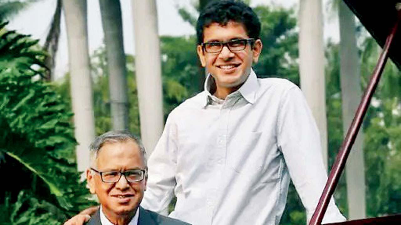 પુત્ર રોહન સાથે નારાયણ મૂર્તિ	