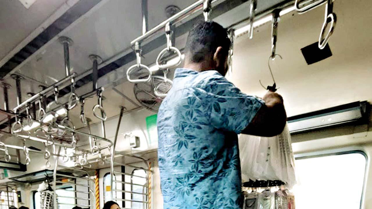 ચર્ચગેટ જતી AC લોકલમાં સામાન વેચી રહેલો ફેરિયો.  (પ્રીતિ ખુમાણ ઠાકુર)