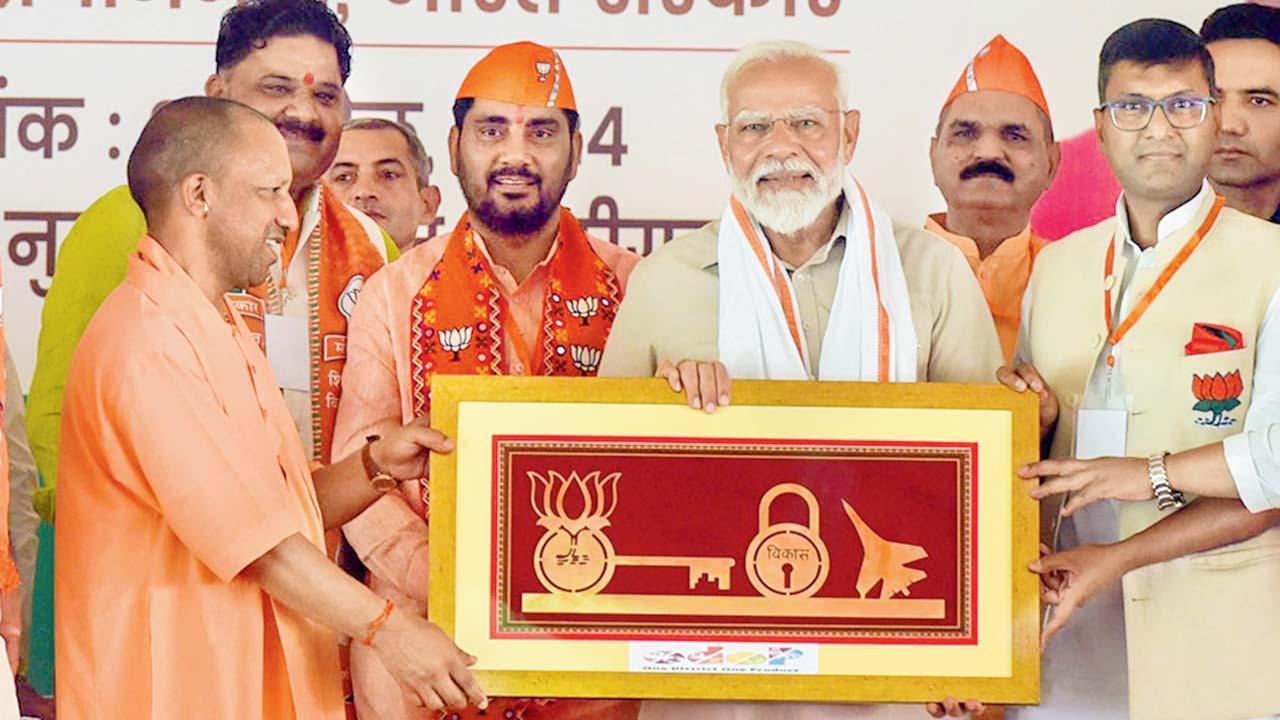 તાળાંઓ માટે વિખ્યાત અલીગઢમાં ગઈ કાલે યોજાયેલી ચૂંટણીસભામાં વડા પ્રધાન નરેન્દ્ર મોદીને અનોખો મેમેન્ટો આપતા ઉત્તર પ્રદેશના મુખ્ય પ્રધાન યોગી આદિત્યનાથ.