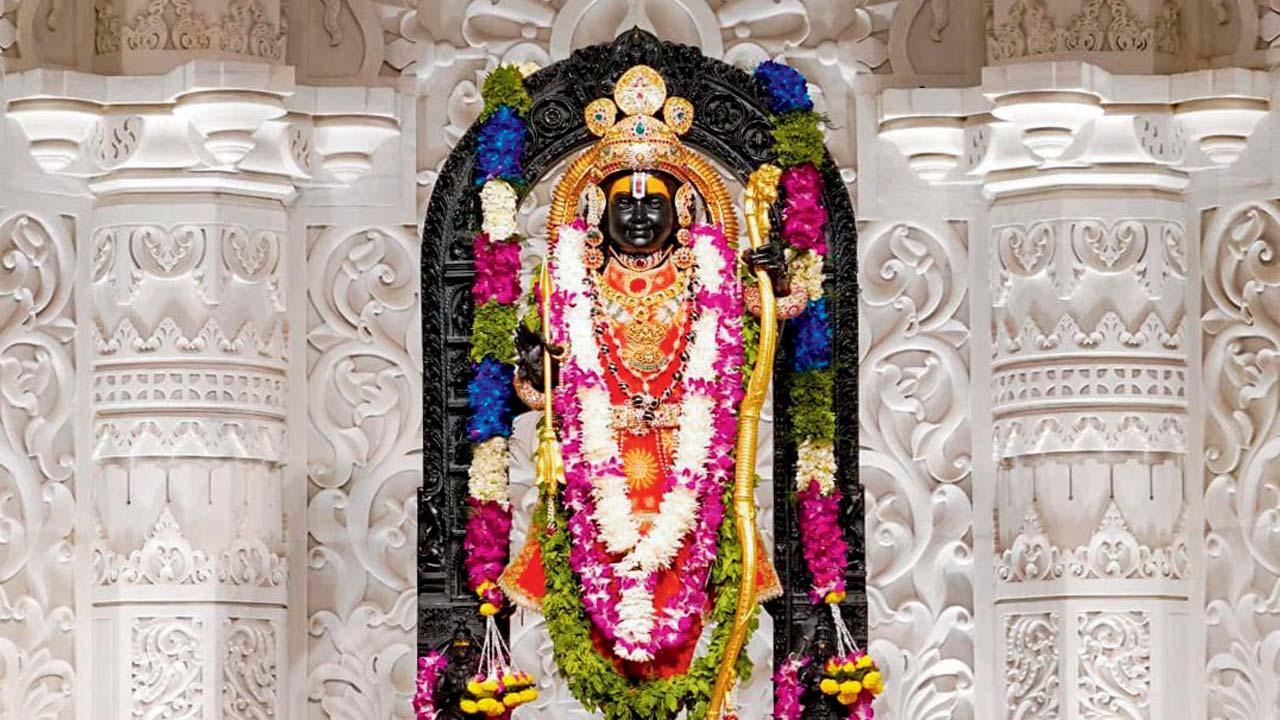 ગઈ કાલે ચૈત્રી નવરાત્રિની અષ્ટમી નિમિત્તે રામલલાને કરવામાં આવેલો ભવ્ય શણગાર.