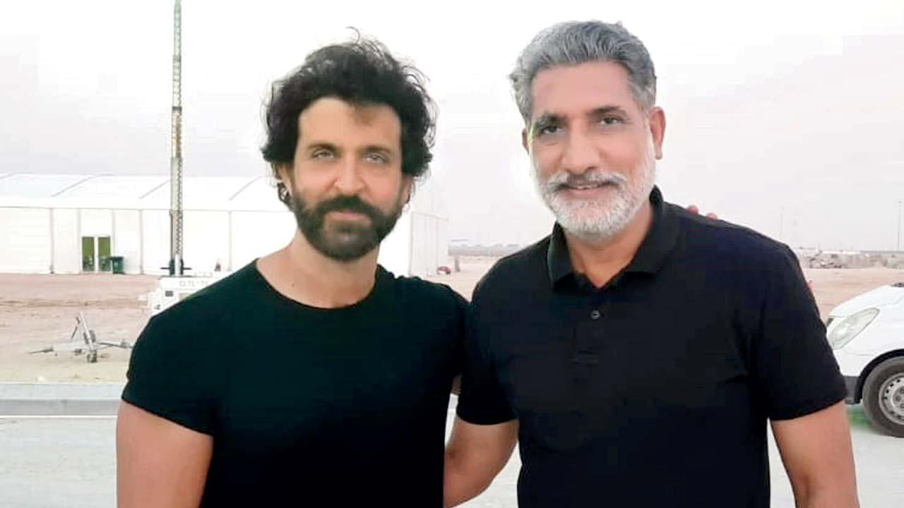 વિક્રમ વેધાના સેટ પર ‍હૃતિક રોશન સાથે ગોવિંદ પાંડે.