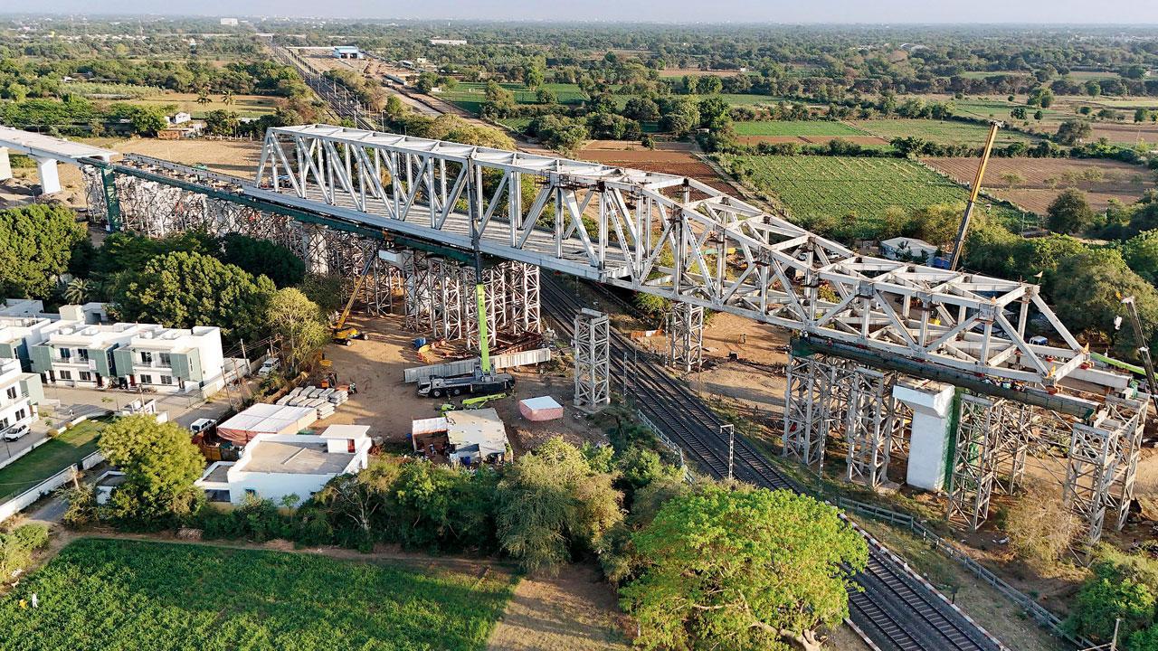 નડિયાદ પાસે બુલેટ ટ્રેનના ટ્રૅક પર સ્ટીલનો બ્રિજ મુકાયો. 