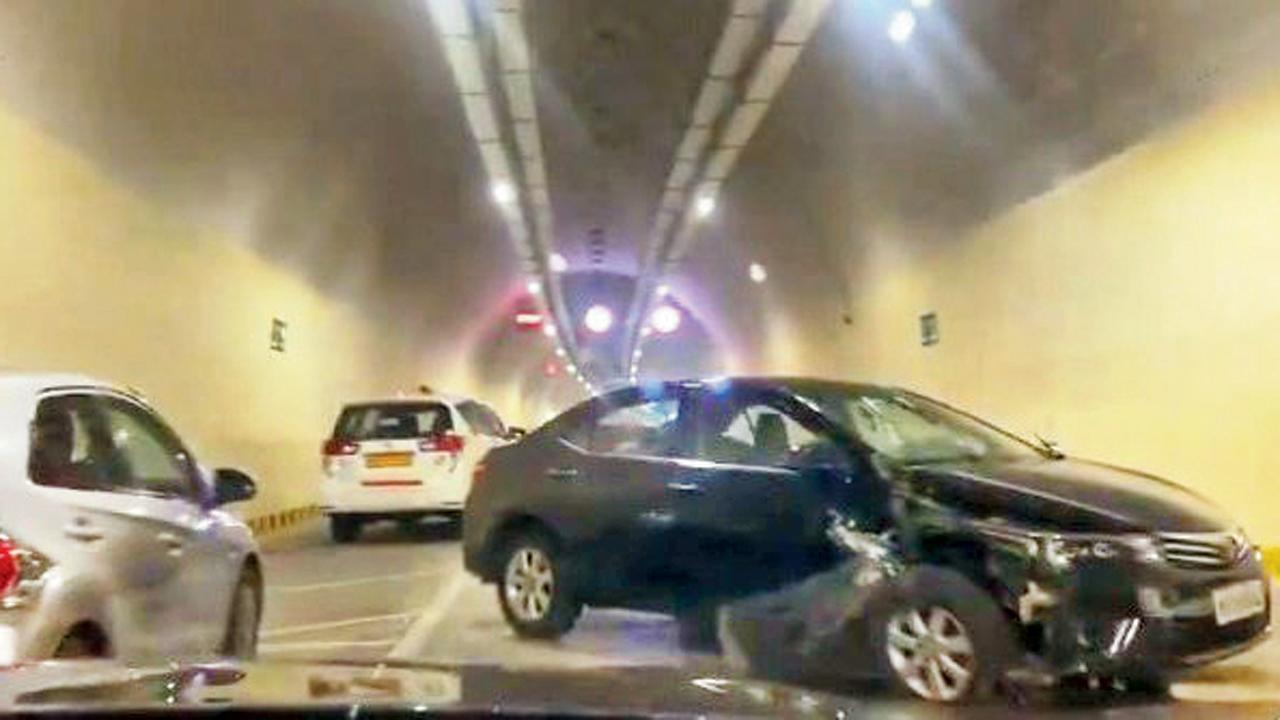 દીવાલ સાથે અથડાયેલી કારની તસવીર