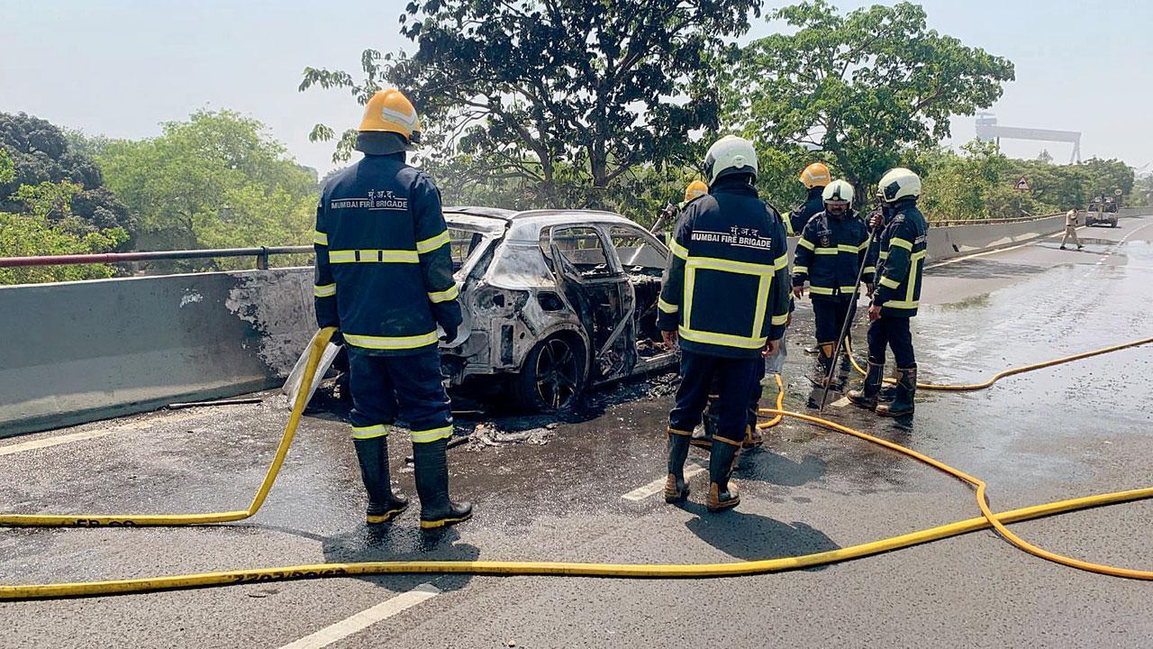 ફાયરબિગ્રેડ પહોંચે એ પહેલાં જ બળી ગયેલી કાર.  તસવીર : યોગેશ ગણાત્રા