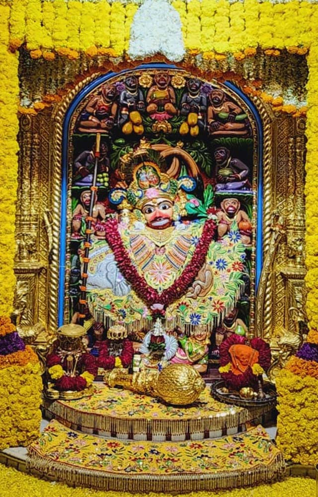 રામનવમી હોવાથી સાળંગપુર કષ્ટભંજન હનુમાન દાદાને હજારીગલ ફૂલોથી સજાવવામાં આવ્યા હતા.