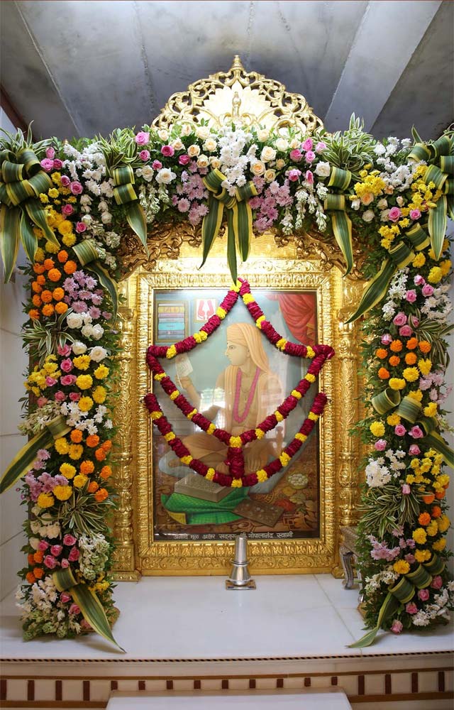 મંદિરમાં સર્વત્ર ફૂલોની સજાવટ જોવા મળી હતી.