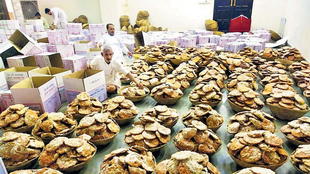 અયોધ્યા મોકલતાં પહેલાં નાથદ્વારામાં તૈયાર કરવામાં આવેલો મઠડીનો મહાપ્રસાદ.