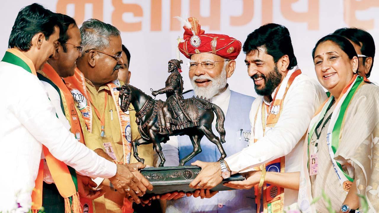 ગઈ કાલે પુણેમાં આયોજિત ચૂંટણીસભામાં નરેન્દ્ર મોદીને ઘોડેસવાર છત્રપતિ શિવાજી મહારાજની પ્રતિમા ભેટ આપવામાં આવી હતી.