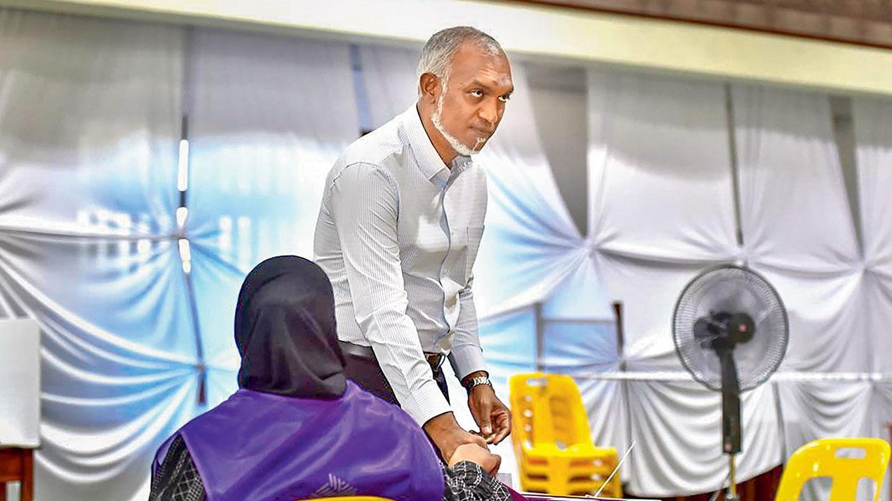 ગઈ કાલે મૉલદીવ્ઝમાં પોતાનો મત આપી રહેલા પ્રેસિડન્ટ મોહમ્મદ મુઇઝુ.