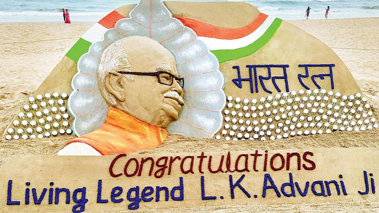વિખ્યાત  સૅન્ડ-આર્ટિસ્ટ સુદર્શન પટનાઈકે ઓડિશાના પુરીના દરિયાકાંઠે લાલ કૃષ્ણ અડવાણીને અભિનંદન આપતું રેતશિલ્પ બનાવ્યું હતું.