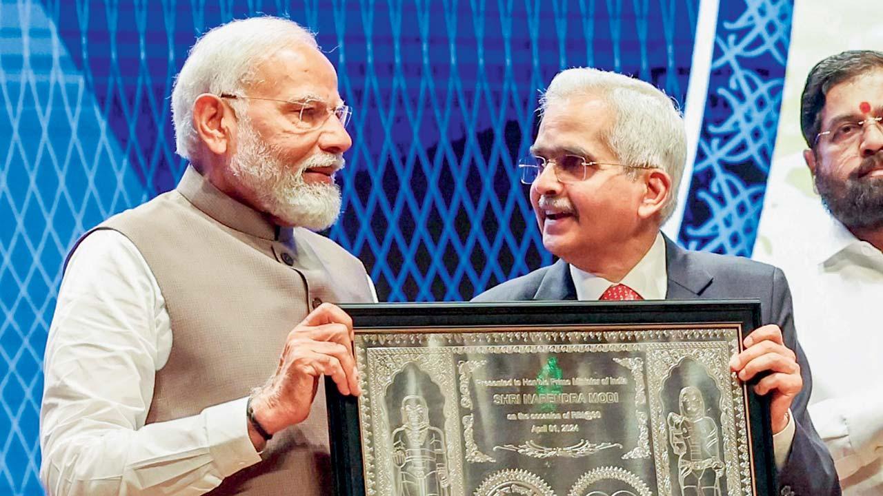 ગઈ કાલે મુંબઈમાં RBIના કાર્યક્રમમાં નરેન્દ્ર મોદી.