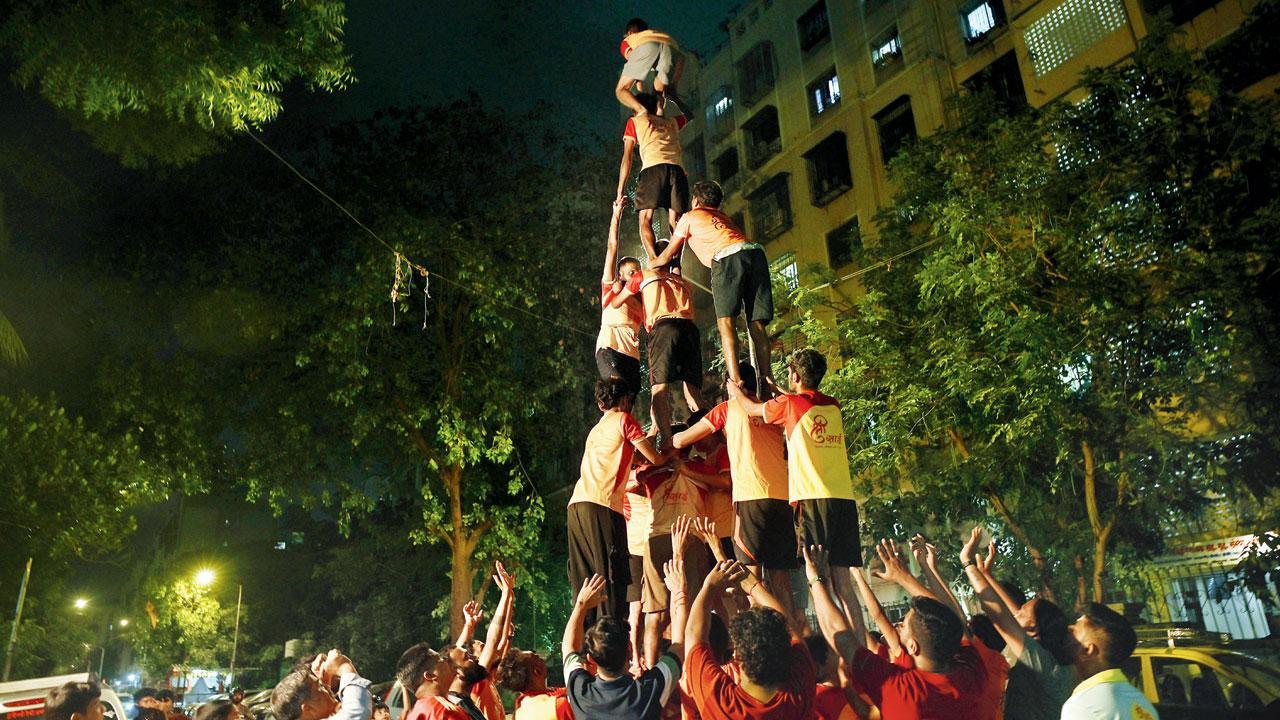 મટકી ફોડવાની પ્રૅક્ટિસ કરી રહેલા ગોવિંદાઓની ફાઇલ તસવીર. (તસવીર : અતુલ કાંબળે)