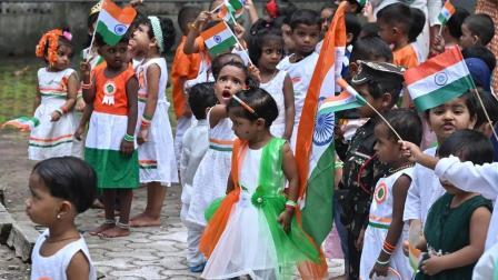 14 ઓગસ્ટે ઉજવણીની શરૂઆત તરીકે વિવિધ શાળાઓના વિદ્યાર્થીઓએ વિવિધ પ્રવૃત્તિઓમાં ભાગ લીધો હતો. તસવીરો/અતુલ કાંબલે અને અનુરાગ આહિરે