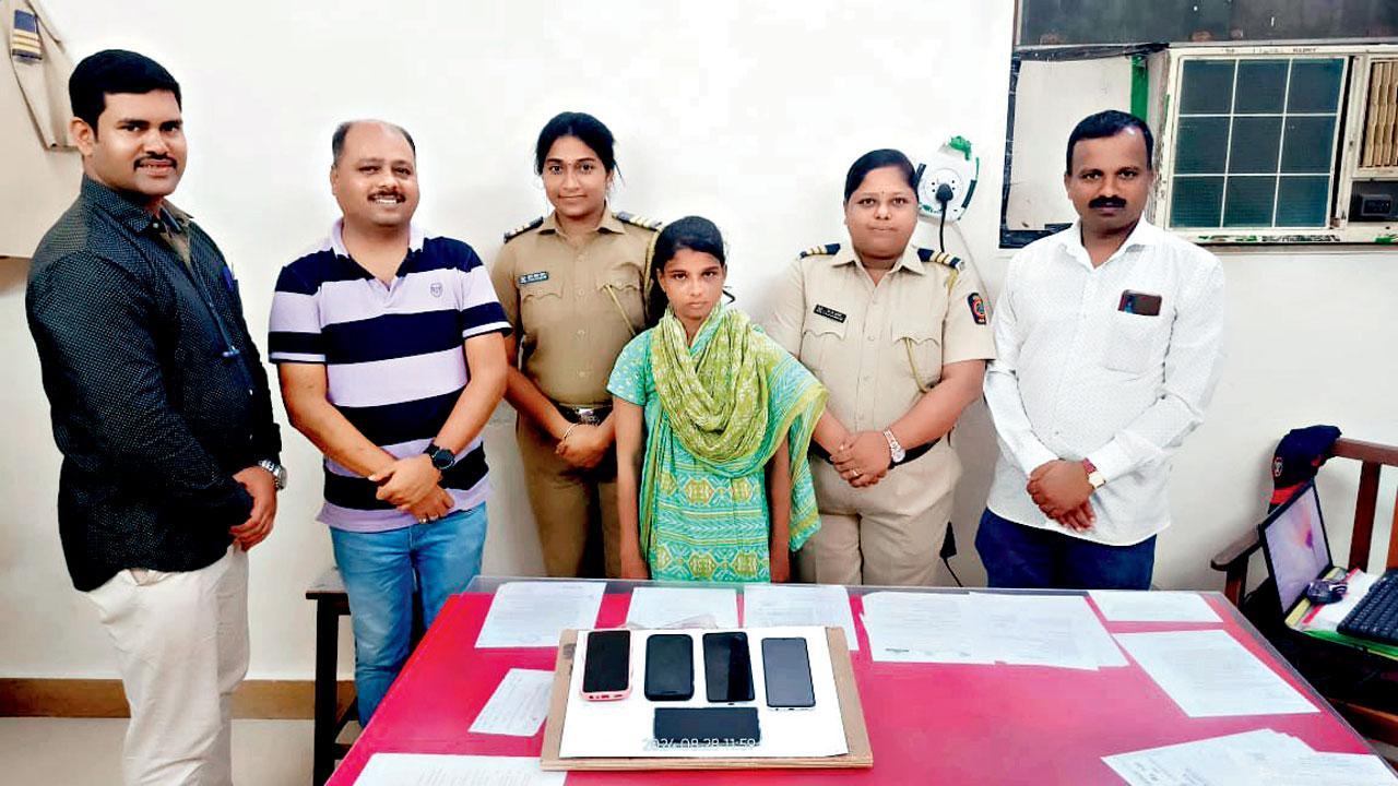 GRPના સ્ટાફે વૈશાલી સચદેવની મોબાઇલ ચોરવા બદલ ધરપકડ કરી હતી.