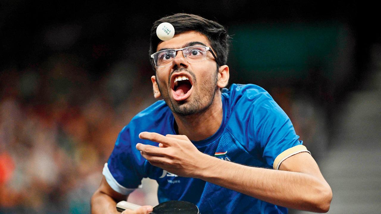 પ્રી-ક્વૉર્ટર ફાઇનલ મૅચ દરમ્યાન સર્વિસ કરતી વખતે માનવ ઠક્કર