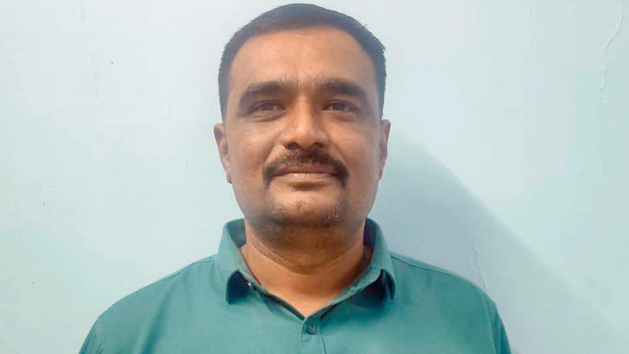 લાંચ લેતાં ઝડપાયેલા ઇન્ચાર્જ ચીફ ફાયર ઑફિસર અનિલકુમાર મારુ