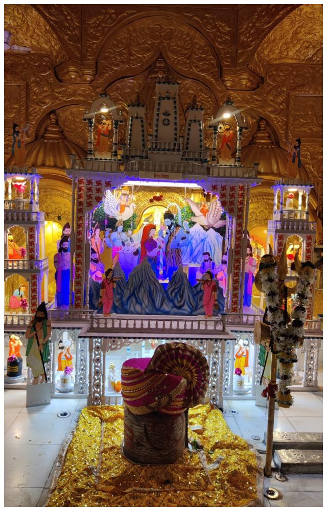 મુંબઈના બાબુલનાથ મંદિરમાં અનેક ભાવી ભક્તો બાબુલનાથ મહાદેવના દર્શન કરવા આવતા હોય છે. એમાં પણ ખાસ કરીને શ્રાવણ મહિનામાં ભક્તોની ભારે ભીડ રહેતી હોય છે