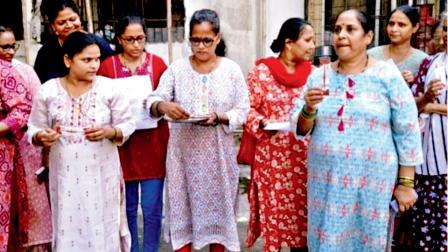 માઝગાવની BIT ચાલની મહિલાઓ રાખડી અને આરતીની થાળી સાથે.