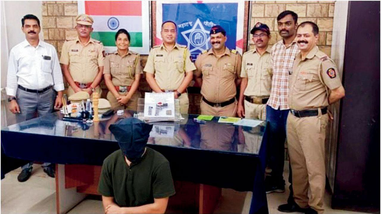 આરોપી અને તેની પાસેથી જપ્ત કરવામાં આવેલી પિસ્તોલ સાથે બોરીવલી રેલવે પોલીસ.