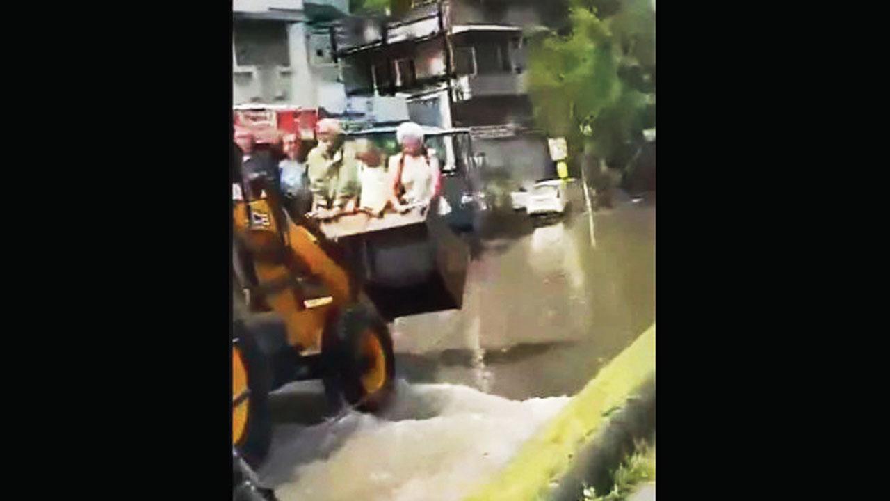 આ ફૉરેનર્સને બુલડોઝરમાં રેસ્ક્યુ કર્યા છે કે ફરવા નીકળ્યા છે?