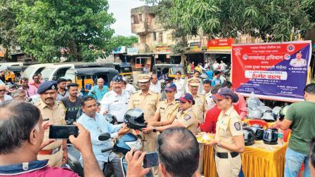 રક્ષાબંધનની ઉજવણી કરી રહેલા મહિલા પોલીસ-કૉન્સ્ટેબલો