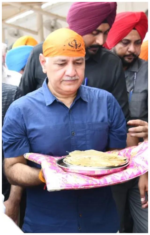 વરિષ્ઠ AAP નેતા મનીષ સિસોદિયાએ અમૃતસરમાં સુવર્ણ મંદિરની મુલાકાત લીધી, જ્યાં તેમણે પાર્ટીના વડા અરવિંદ કેજરીવાલની તિહાર જેલમાંથી મુક્તિ માટે પ્રાર્થના કરી