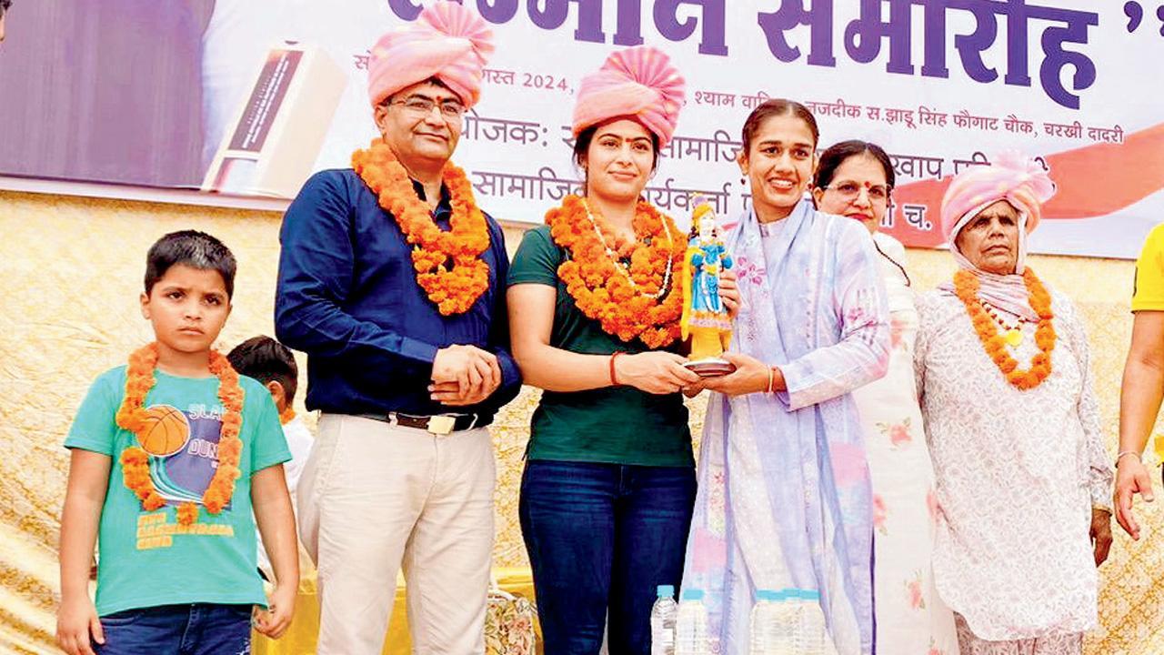 બબીતા ફોગાટે પણ મનુ ભાકરના સન્માન સમારોહમાં હાજરી આપી હતી