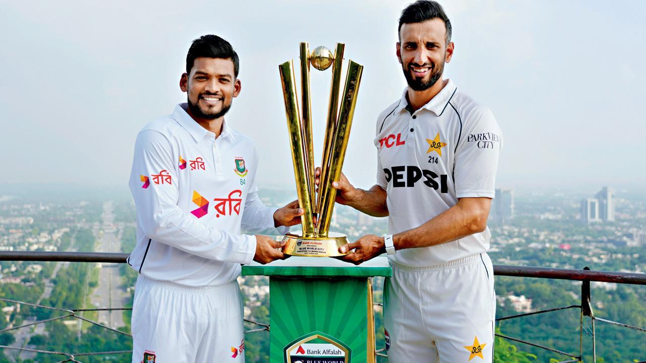 ટેસ્ટસિરીઝની ટ્રોફી સાથે બન્ને ટીમના કૅપ્ટન