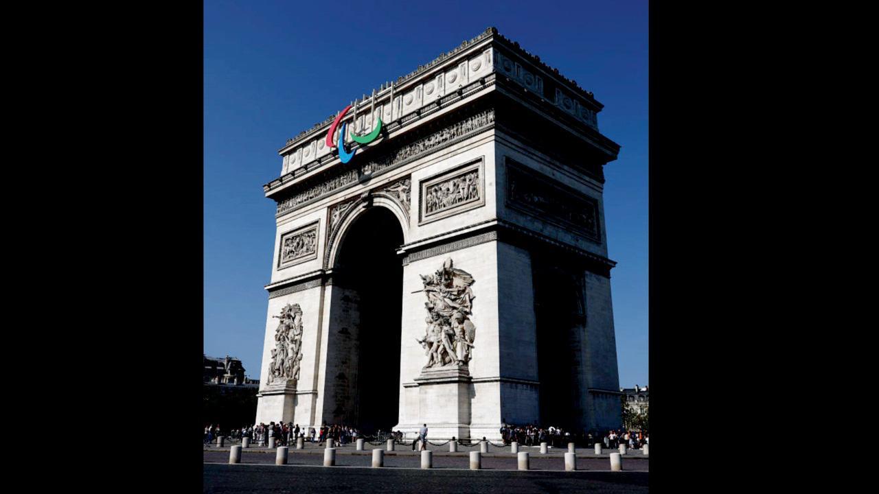 પૅરિસના ઐતિહાસિક સ્મારક પર પૅરાલિમ્પિક્સનો લોગો