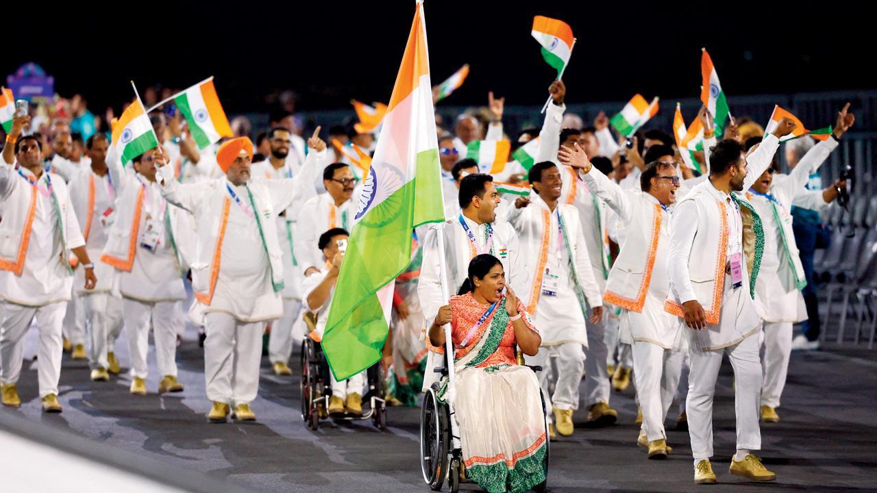 શૉટપુટ ખેલાડી ભાગ્યશ્રી જાધવ અને જૅવલિન થ્રોઅર સુમિત અંતિલે ભારતીય દળની આગેવાની કરી હતી