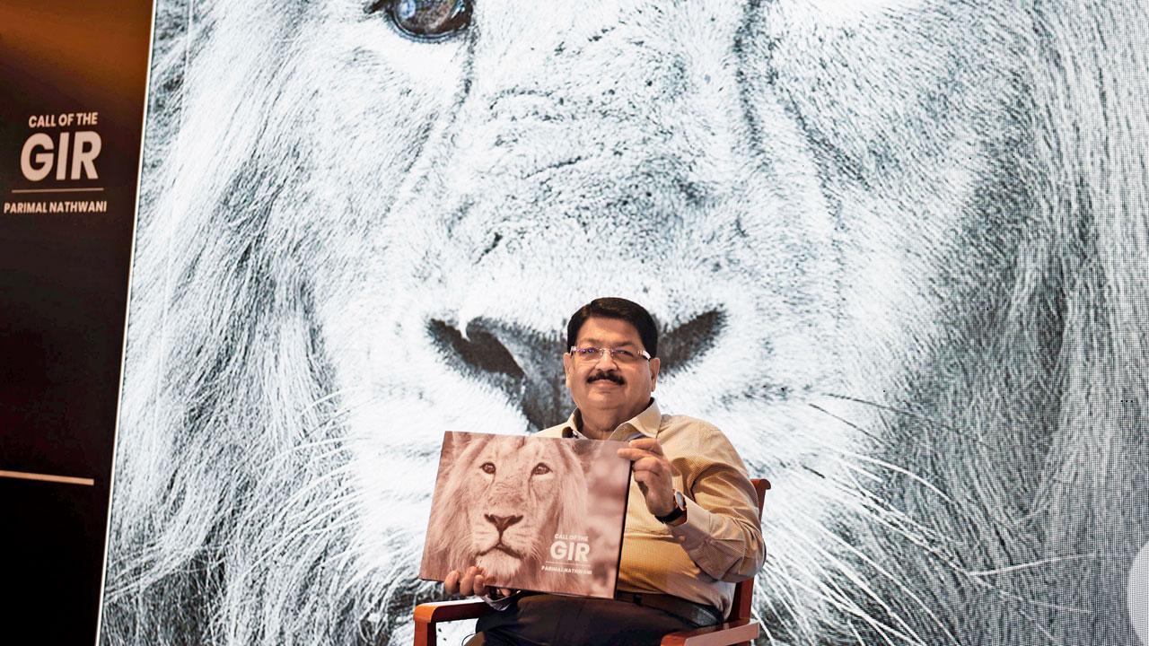 પરિમલ નથવાણી પોતાના પુસ્તક ‘કૉલ આૅફ ધ ગીર’ સાથે.