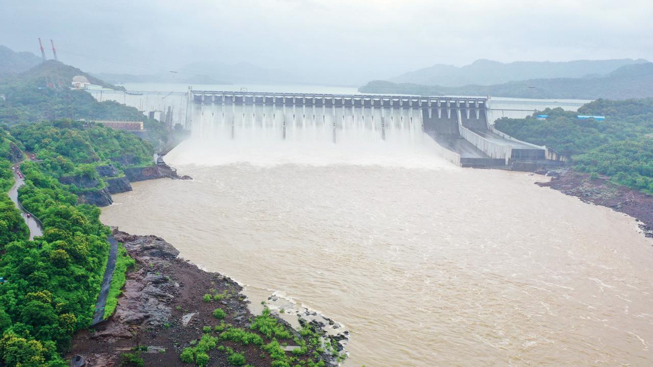 સરદાર સરોવર ડૅમના ૨૩ દરવાજા ખોલીને નર્મદા નદીમાં પાણી છોડવામાં આવ્યું હતું