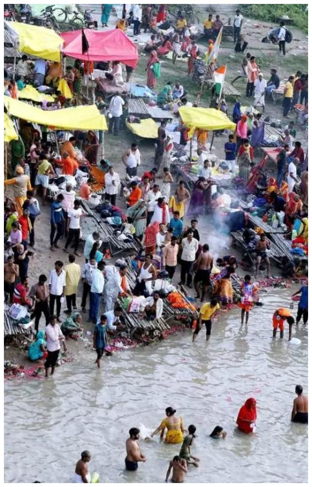 શ્રાવણ મહિનાના પાંચમા અને છેલ્લા સોમવારે ભગવાન શિવને પ્રાર્થના કરવા માટે મોટી સંખ્યામાં ભક્તોએ મધ્ય પ્રદેશના અચલેશ્વર મહાદેવ મંદિરની મુલાકાત લીધી
