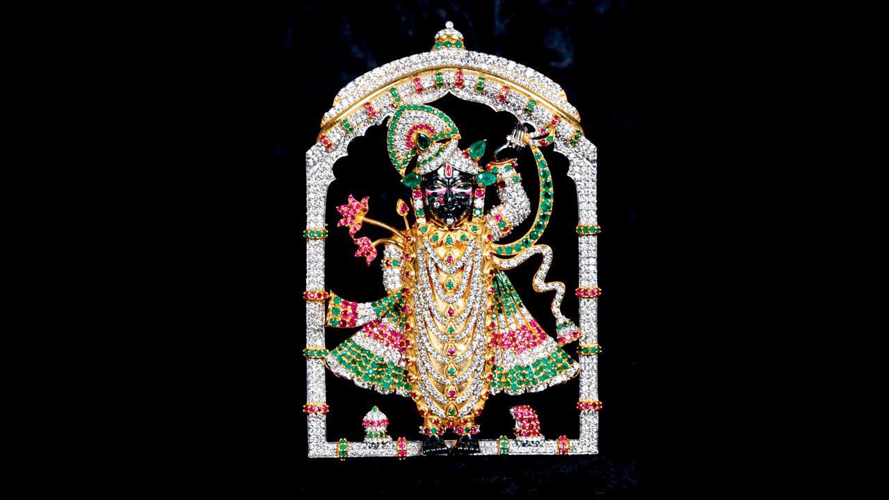 એમાં અજોડ હીરા, માણેક અને પન્ના જડવામાં આવ્યા છે