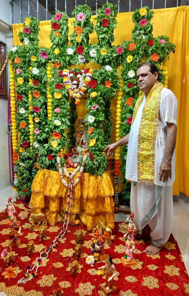 હવેલીના મુખ્યાજી ભગવાનને હિંડોળે હીંચવી રહ્યા છે.